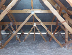 Zateplení novostavby s valbovou střechou pomocí foukané izolace